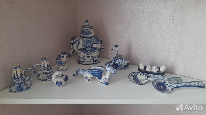Посуда и фигурки Гжель много