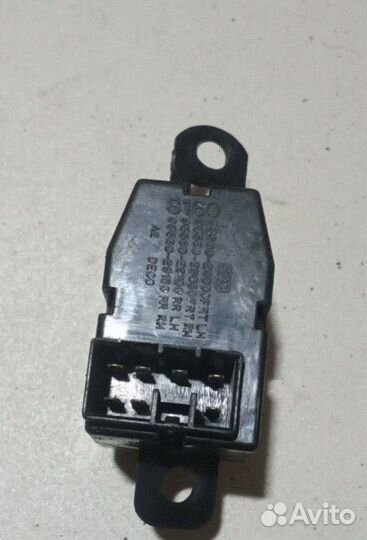 Кнопка стеклоподъемника правая Hyundai Lantra