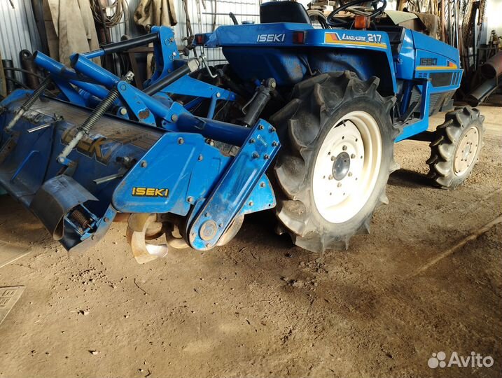 Вспашка земли трактором