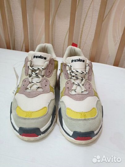 Кроссовки новые