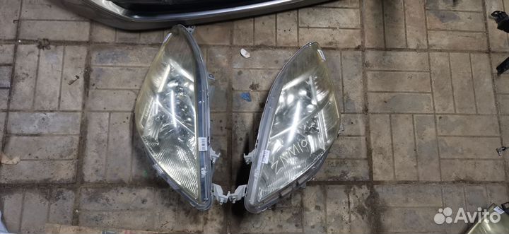 Фары Toyota Isis ZNM10W