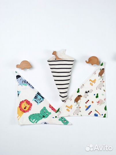 Слюнявчик для мальчика С&AMothercare и другие