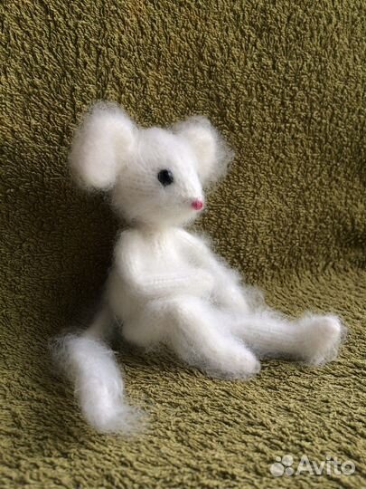 Заяц в пальто. Брошь и мышка