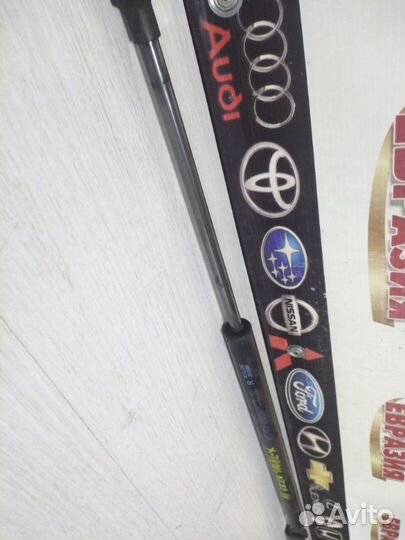 Амортизатор двери багажника задний правый Nissan