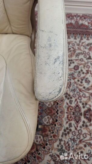 Офисное кожаное кресло