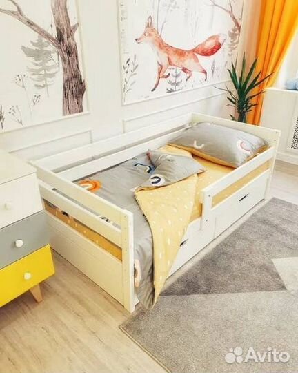 Кроватка из натурального дерева софа высокий борт