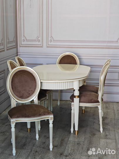 Стол и стулья
