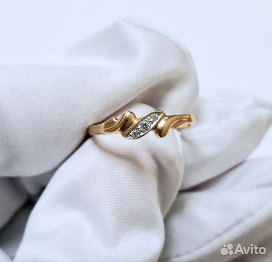 Золотое кольцо с фианитами 15,5 размер