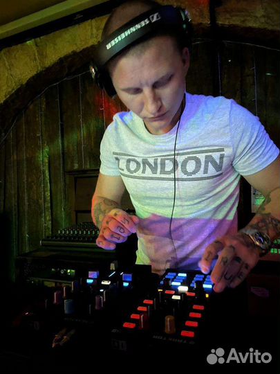DJ, ди джей (со своим звуковым оборудованием)