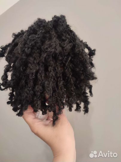 Кукла ручной работы с кудрявыми волосами