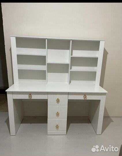 Письменный стол