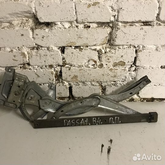 Стеклоподъемник механический VW Passat B4