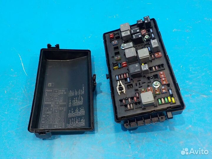 Блок предохранителей под капотом Chevrolet Cruze 2