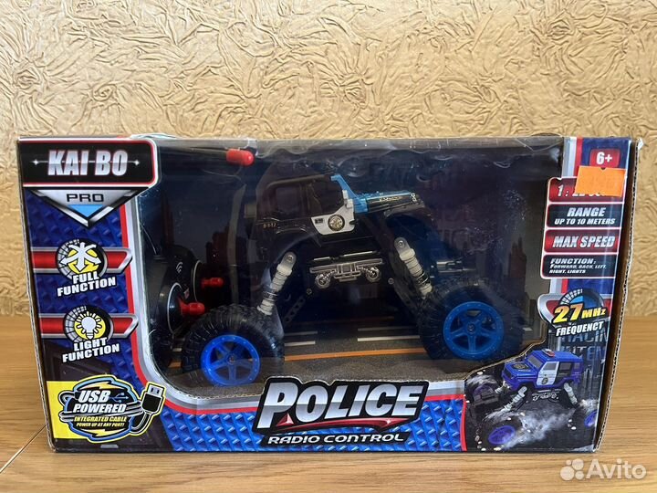 Машина полицейская на пульте управления