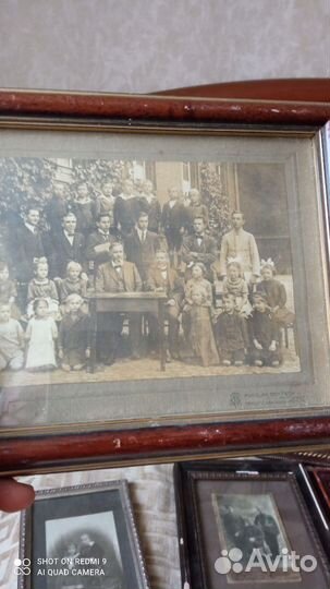 Фотографии в рамке. Вроде бы старинные