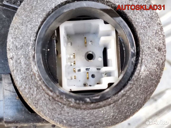 Замок двери передней правой Toyota Yaris