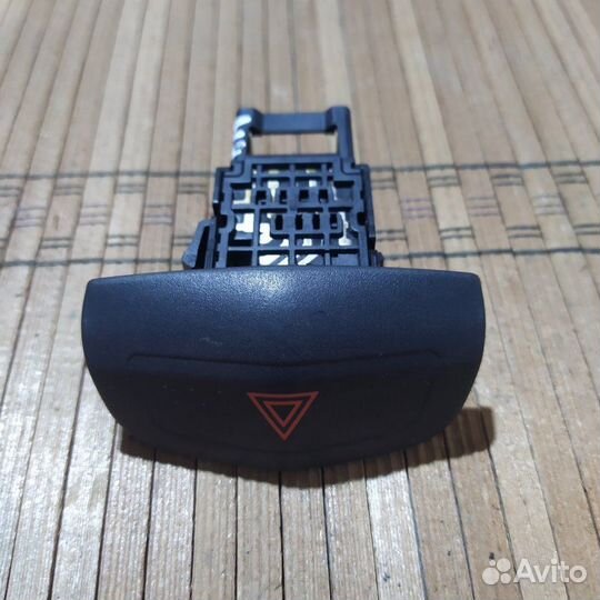 Кнопка аварийной сигнализации Nissan Primera P 12