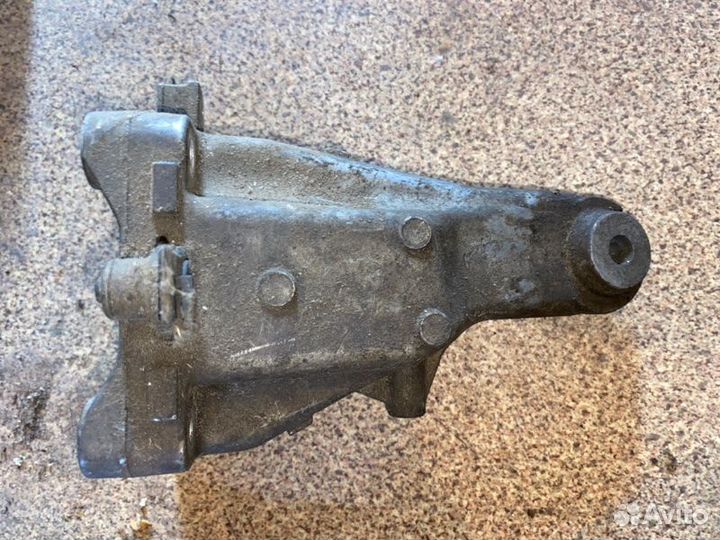 Кронштейн двигателя правый Mercedes-Benz C W204