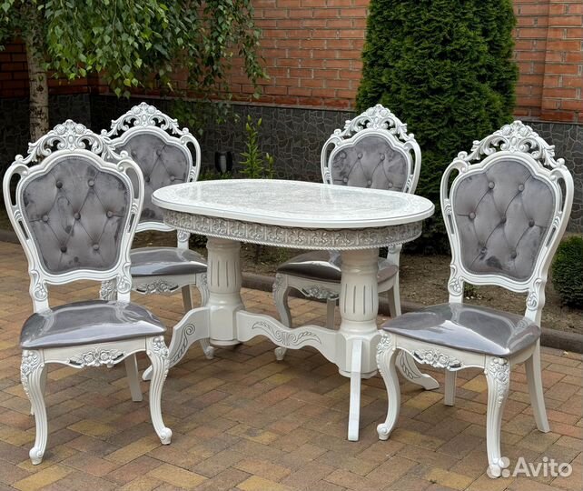 Стол и стулья