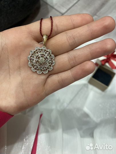 Золотой кулон