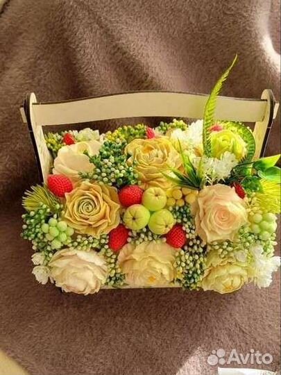 Букет в деревянном кашпо к любому празднику