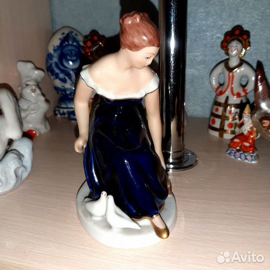 Фарфоровая статуэтка