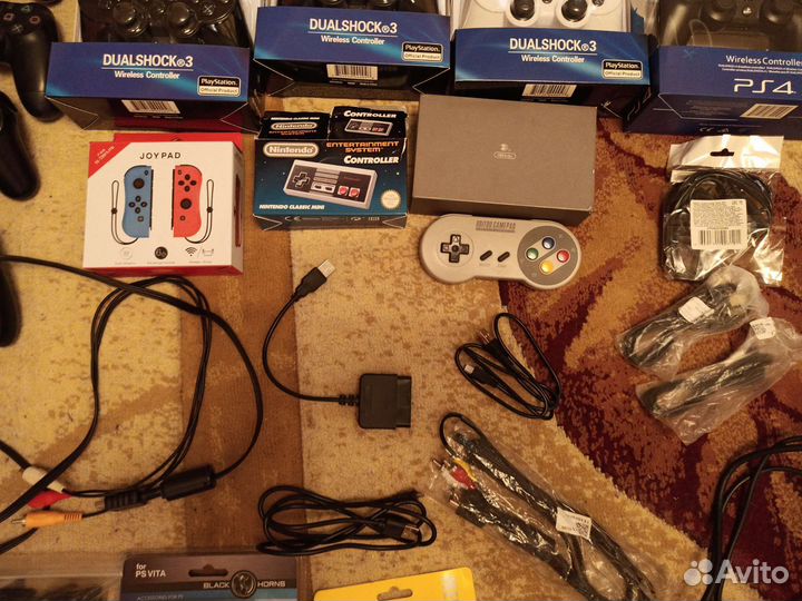 Различные геймпады и аксессуары для консолей