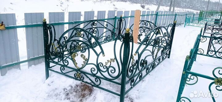 Ограда на кладбище могилу