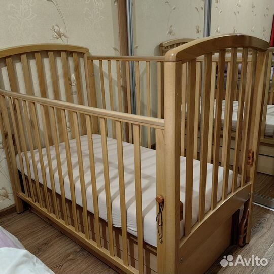 Детская кроватка с маятником и ящиком