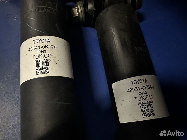 Задние амортизаторы Toyota Hilux оригинал
