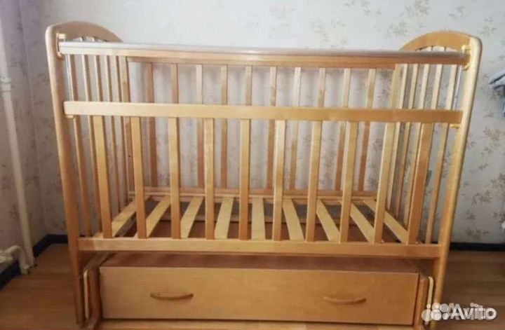 Детская кроватка с поперечным маятником