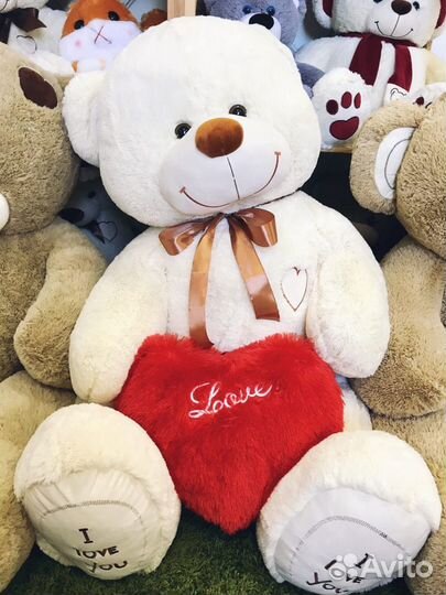 Большой плюшевый медведь