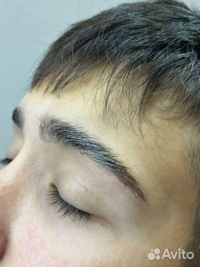 Модель на брови