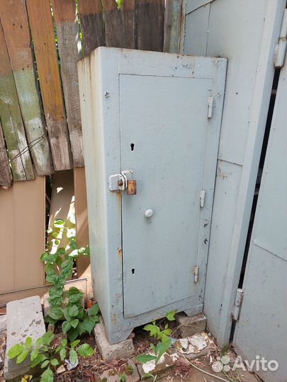 Шкаф металлический б/у с полками