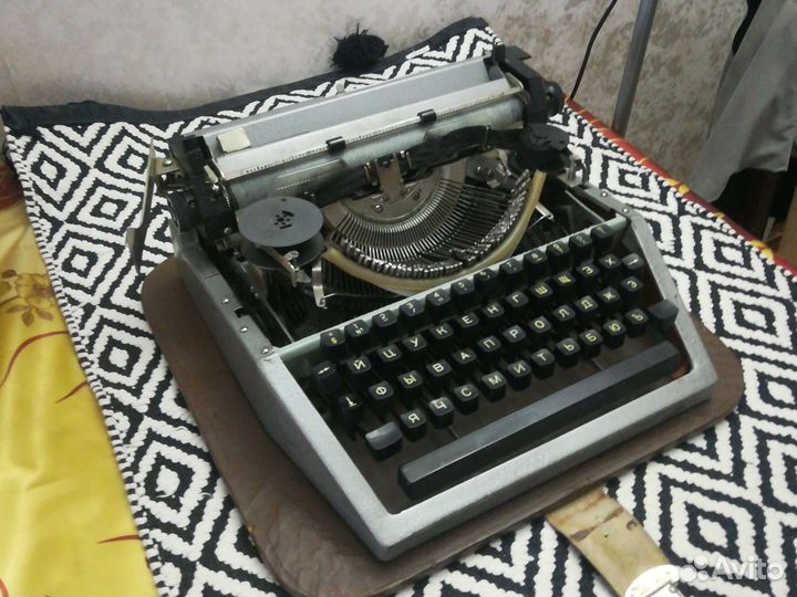 Пишущая печатная машинка москва ссср(раритет)