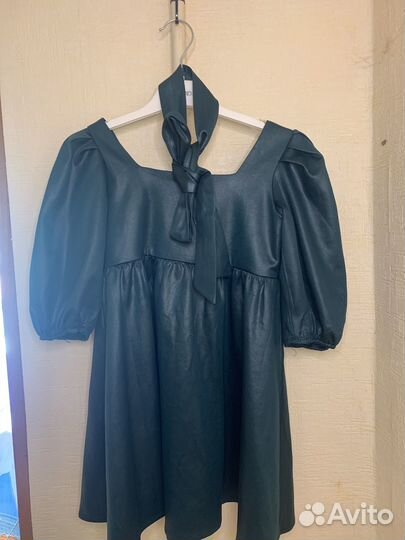 Тёмно зелёное платье