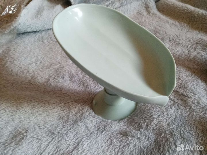 Мыльница со сливом на присоске в форме лепестка