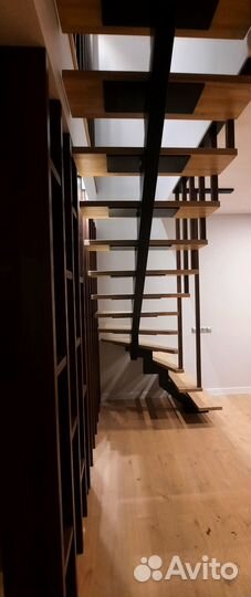 Лестница на металлокаркасе интерьерная