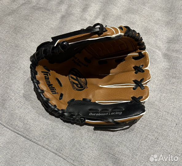 Бейсбольная перчатка