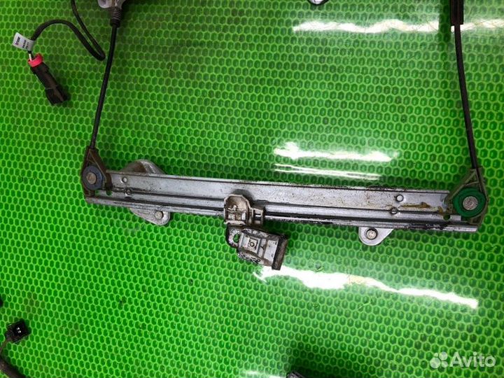 Стеклоподъёмник передний правый LADA Гранта седан