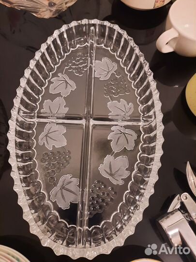 Посуда разная менажницы, чашки, блюдца