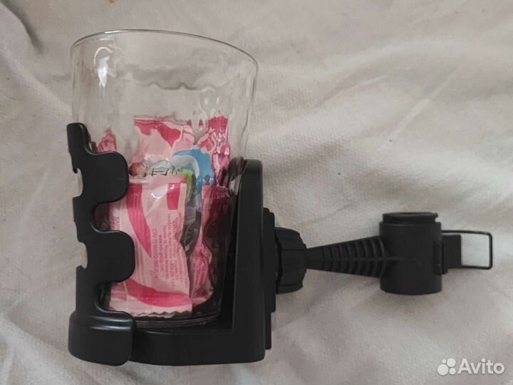 Подстаканник для воды на заднем сиденье автомобиля