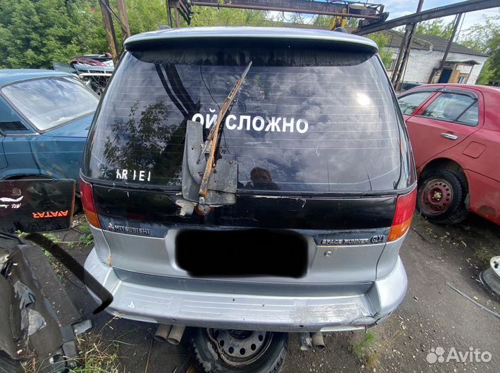 Mitsubishi space runner задний фонарь