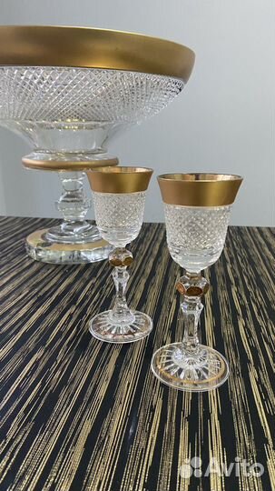 Хрустальные рюмки на ножке