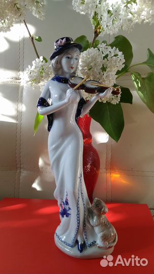 Статуэтка Фарфор. Девушка со скрипкой и с собачкой