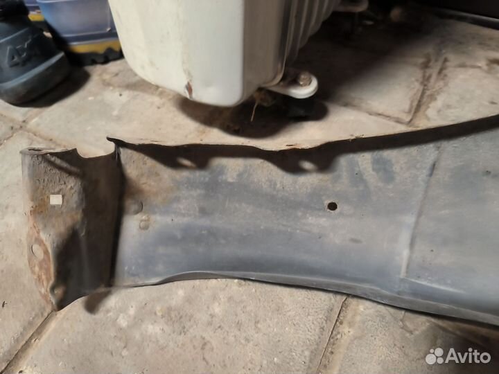 Крыло переднее правое битое outlander 2005