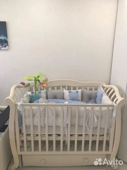 Детская кроватка с маятником