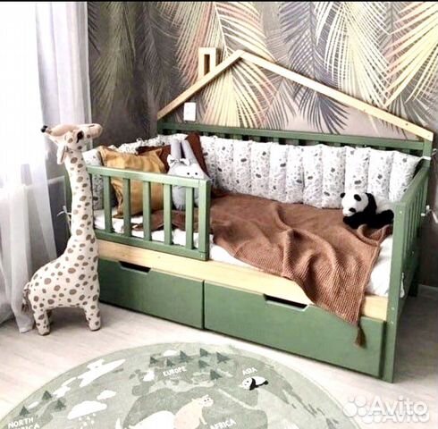 Кровать с элементом крыши домика