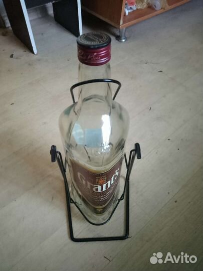 Бутылка от виски на качелях