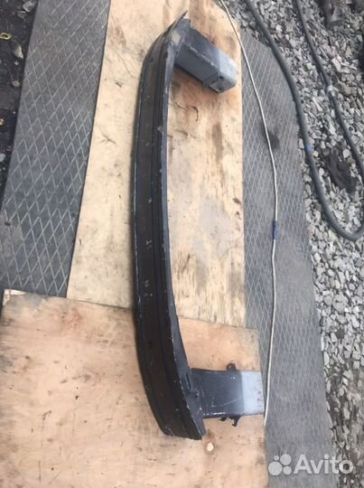 Передний усилитель бампера на opel astra J